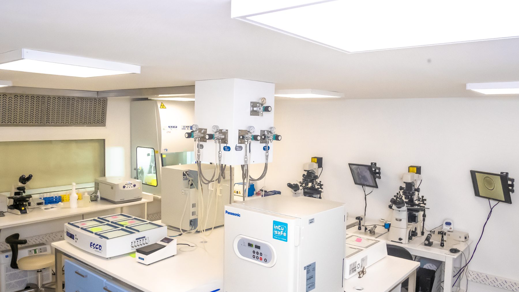 Équipement du laboratoire d'AMP au Centre de Fertilité Hayat